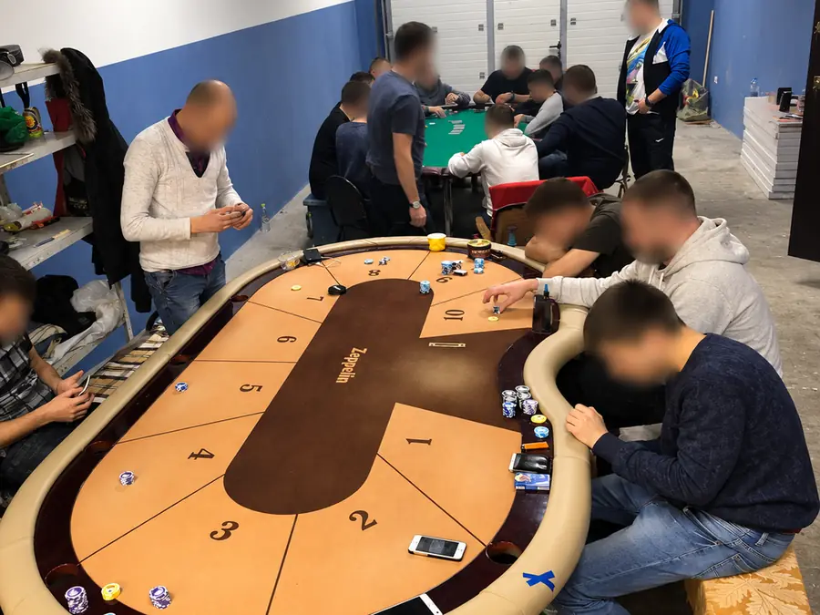 Появился настоящий покерный стол